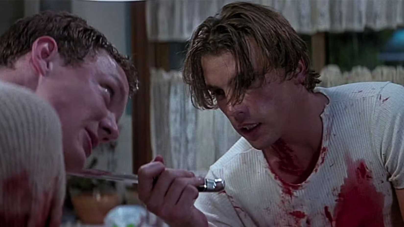 Skeet Ulrich como Billy esfaqueando Stu (Matthew Lillard) com uma faca em Pânico.