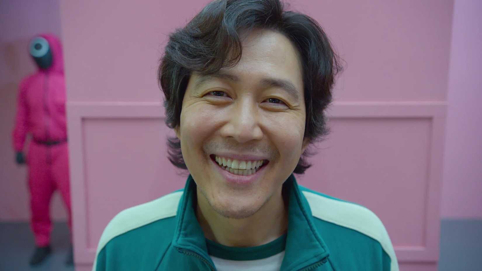 A man smiling at the camera in Squid Game Episode 1