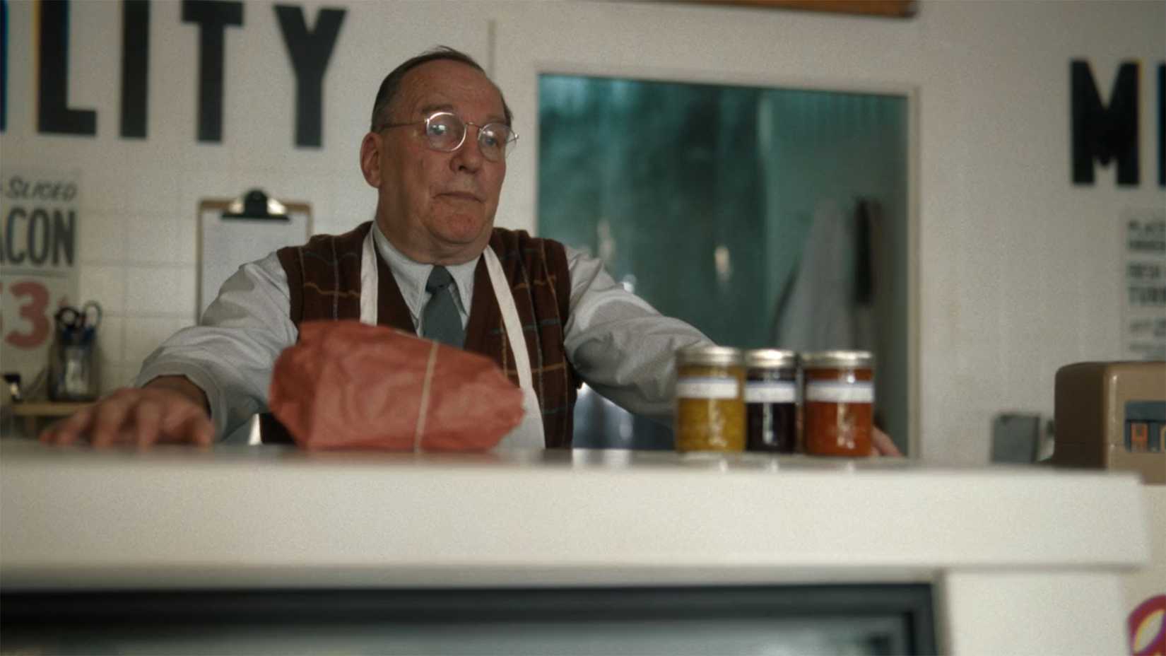 Stan Kersh na açougue em Welcome to Derry episódio 2