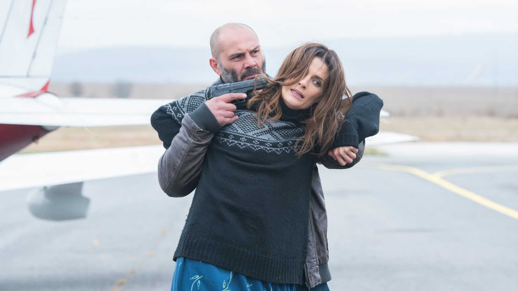 Stania Katic em cena da segunda temporada de Absentia.