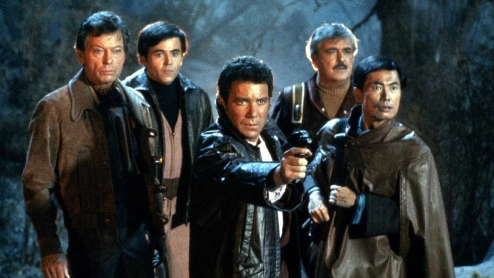 Kirk aponta um phaser enquanto a tripulação da Enterprise observa em Star Trek III: The Search for Spock