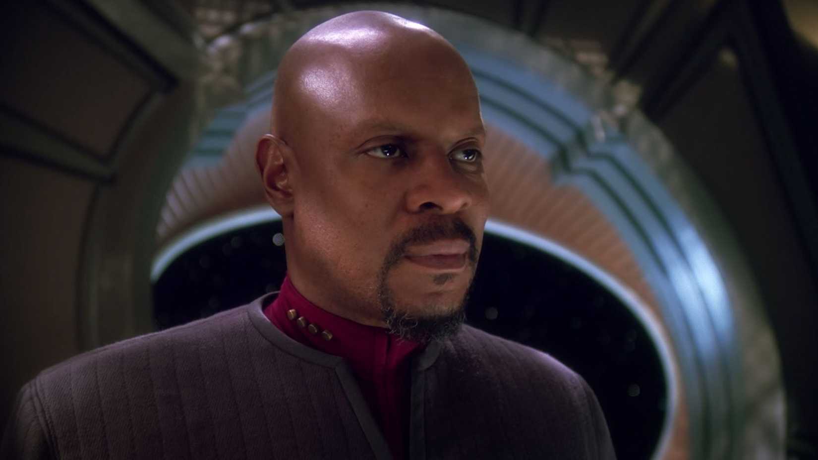 Ben Sisko observa estoicamente em Star Trek Deep Space Nine.