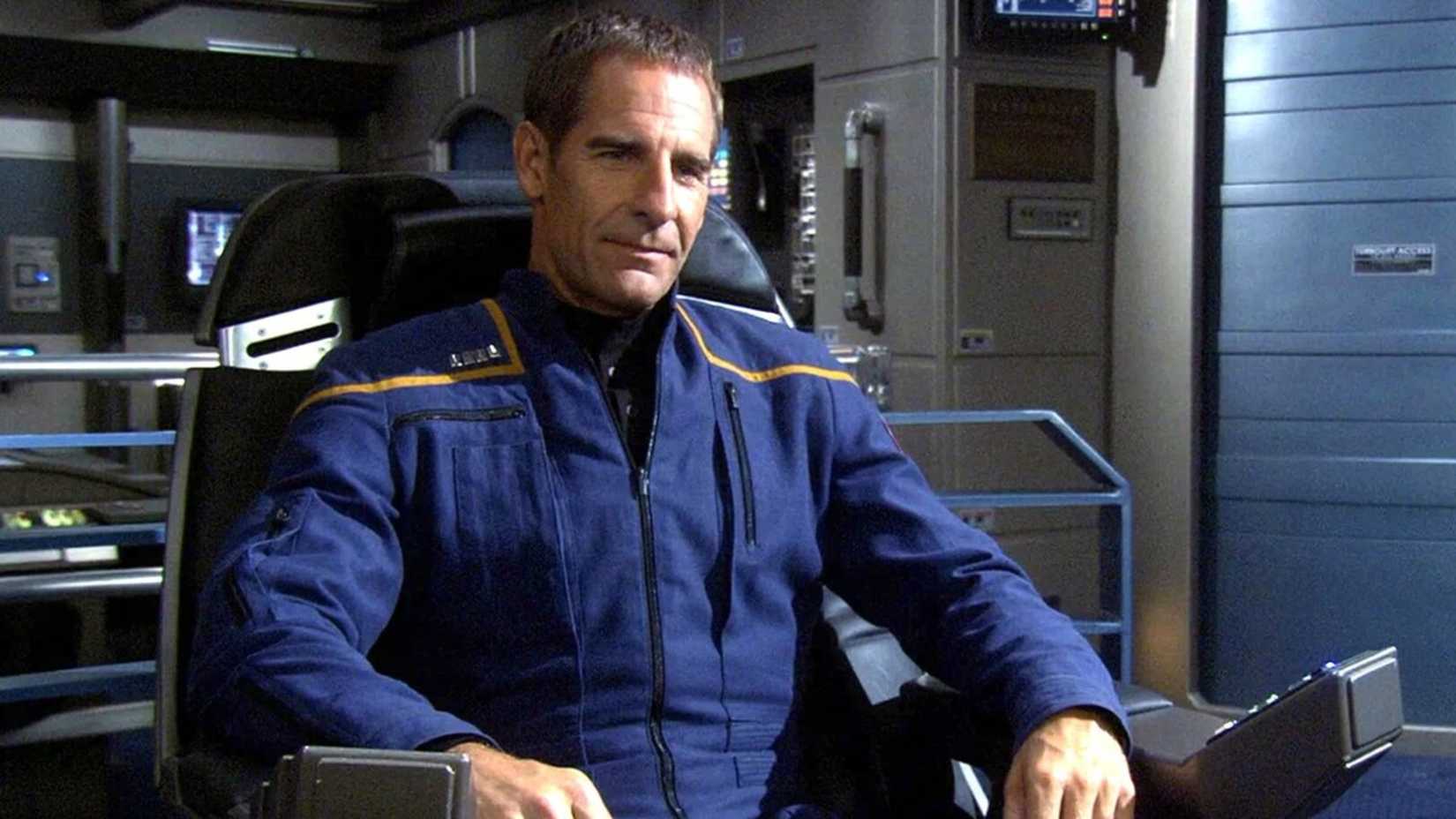 Capitão Archer senta em sua cadeira em Star Trek Enterprise.