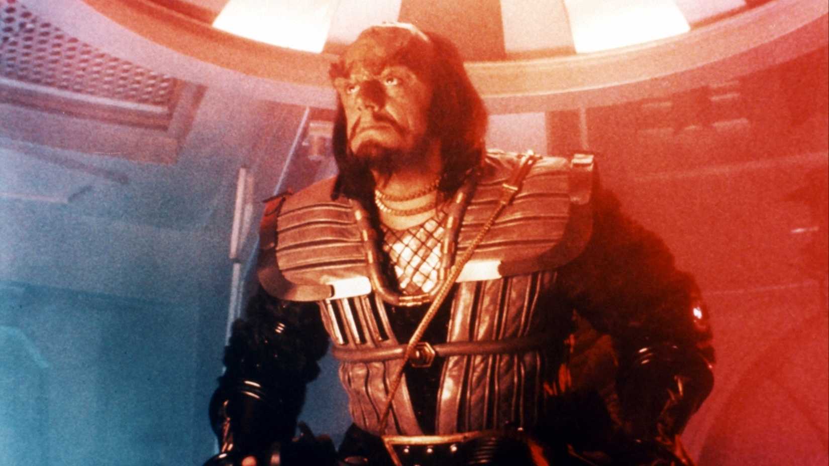 Comandante Kruge senta-se à frente no assento do capitão em Star Trek III: The Search for Spock