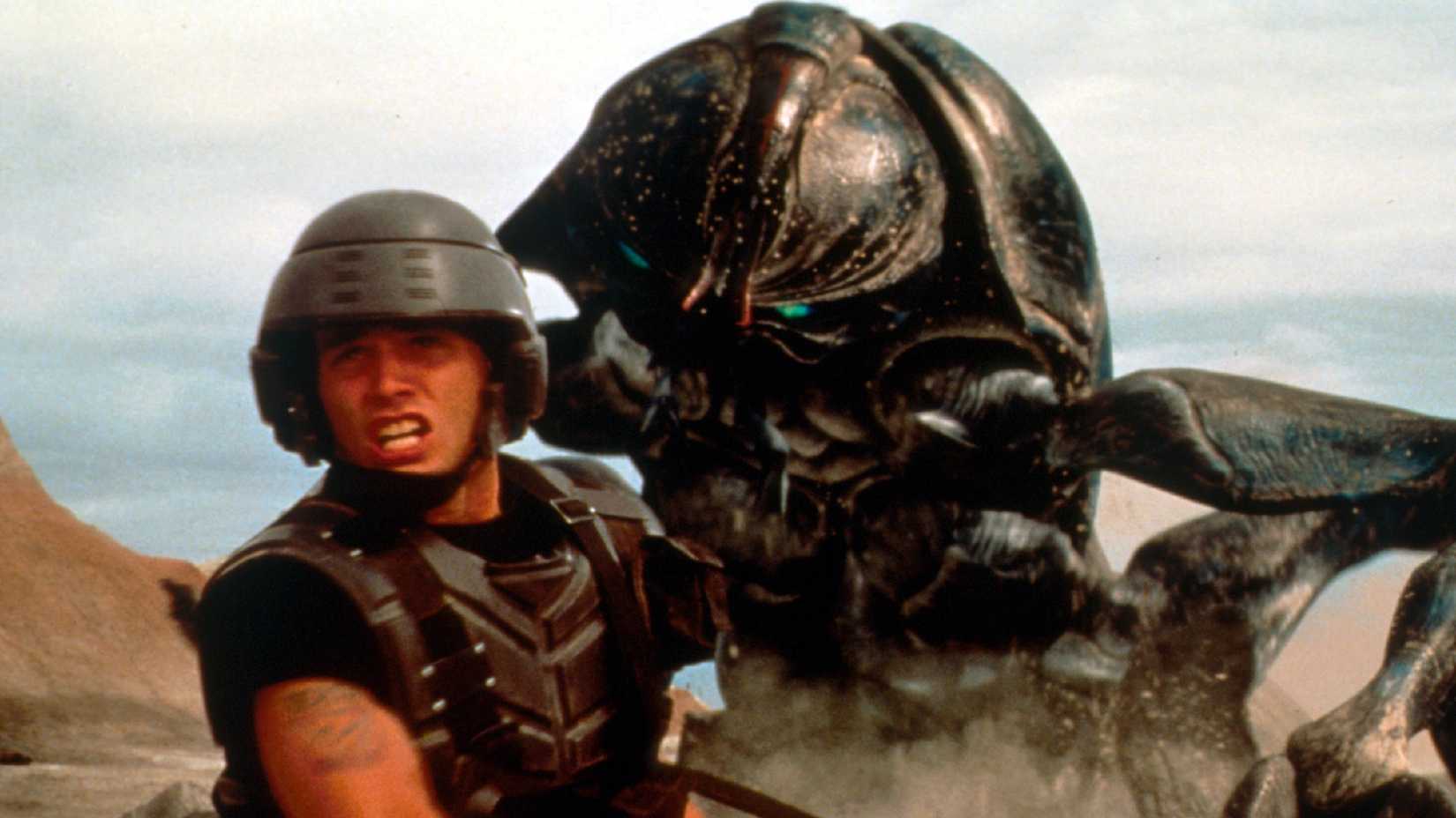 Casper Van Dien e um alienígena em Tropas Estelares