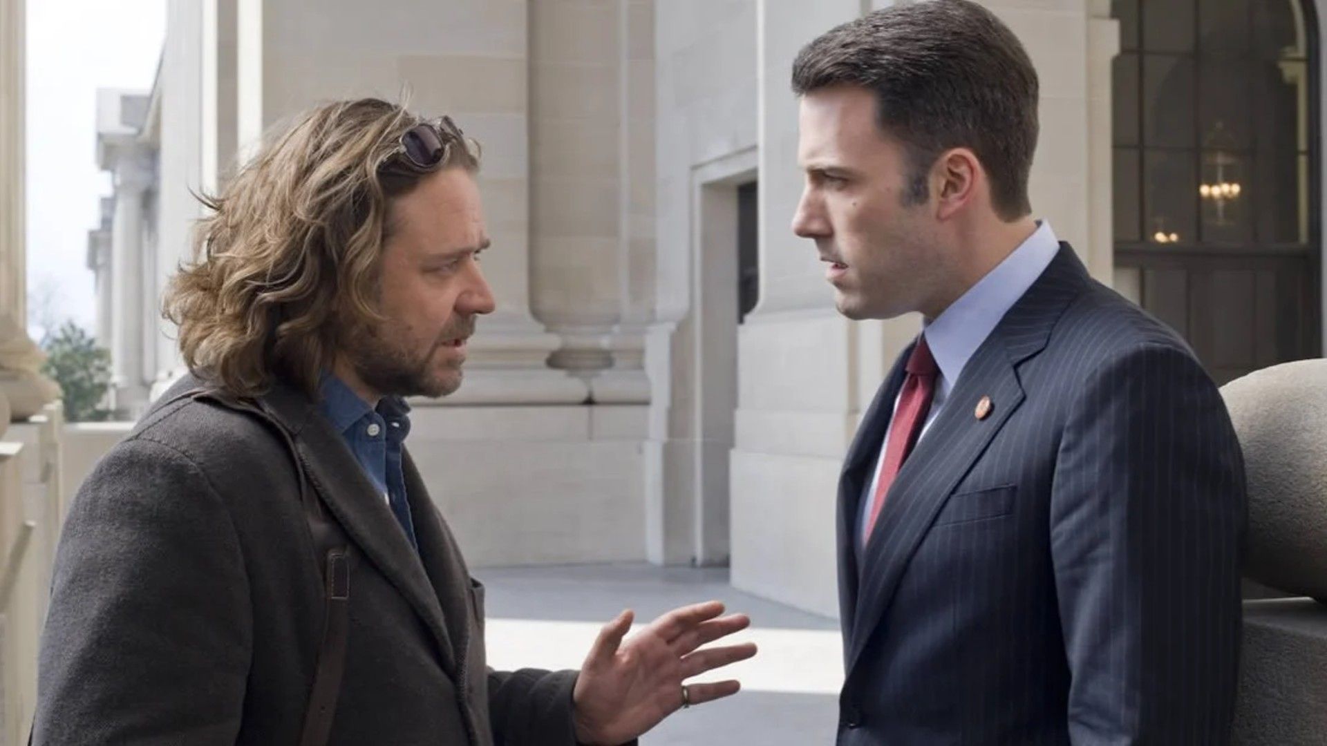 Russell Crowe e Ben Affleck si confrontano sui gradini del tribunale