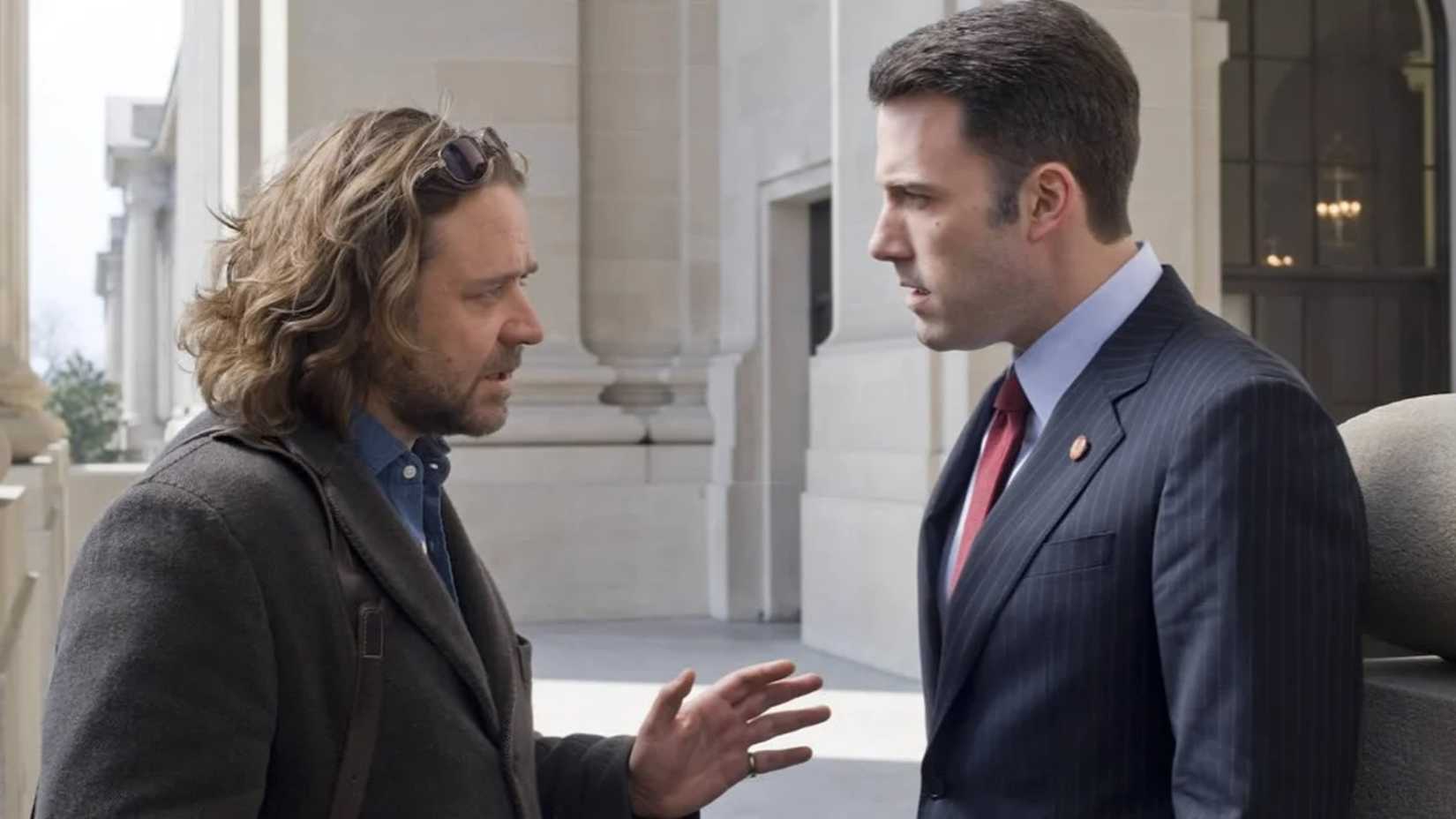Russell Crowe e Ben Affleck discutem nos degraus do tribunal em State of Play