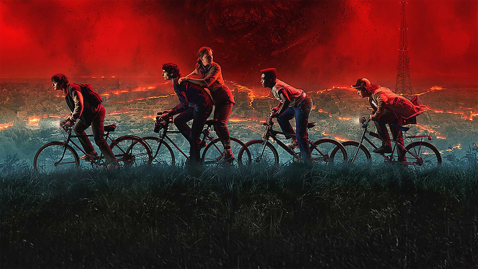 O elenco de Stranger Things na 5ª temporada andando de bicicleta em frente a um fundo vermelho enfumaçado.