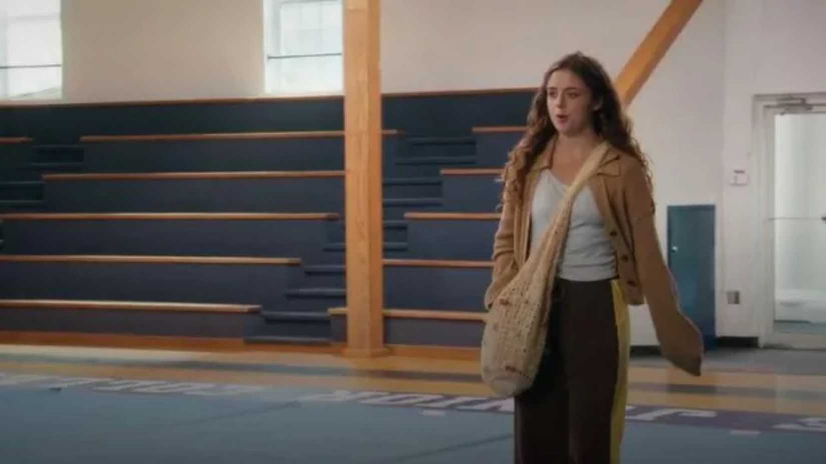 Georgie Murphy como Sally em Stumble entrando na academia.