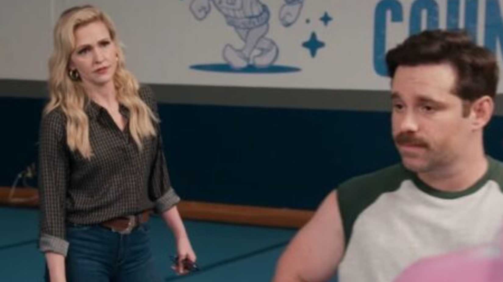 Jenn Lyon (Courteney) e Ryan Pinkston (Steven) em Stumble na academia.