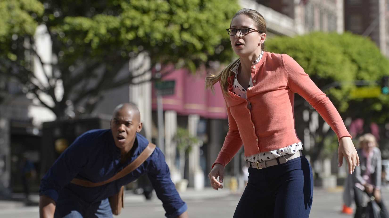 Melissa Benoist como Supergirl e Mehcad Brooks como James Olsen.