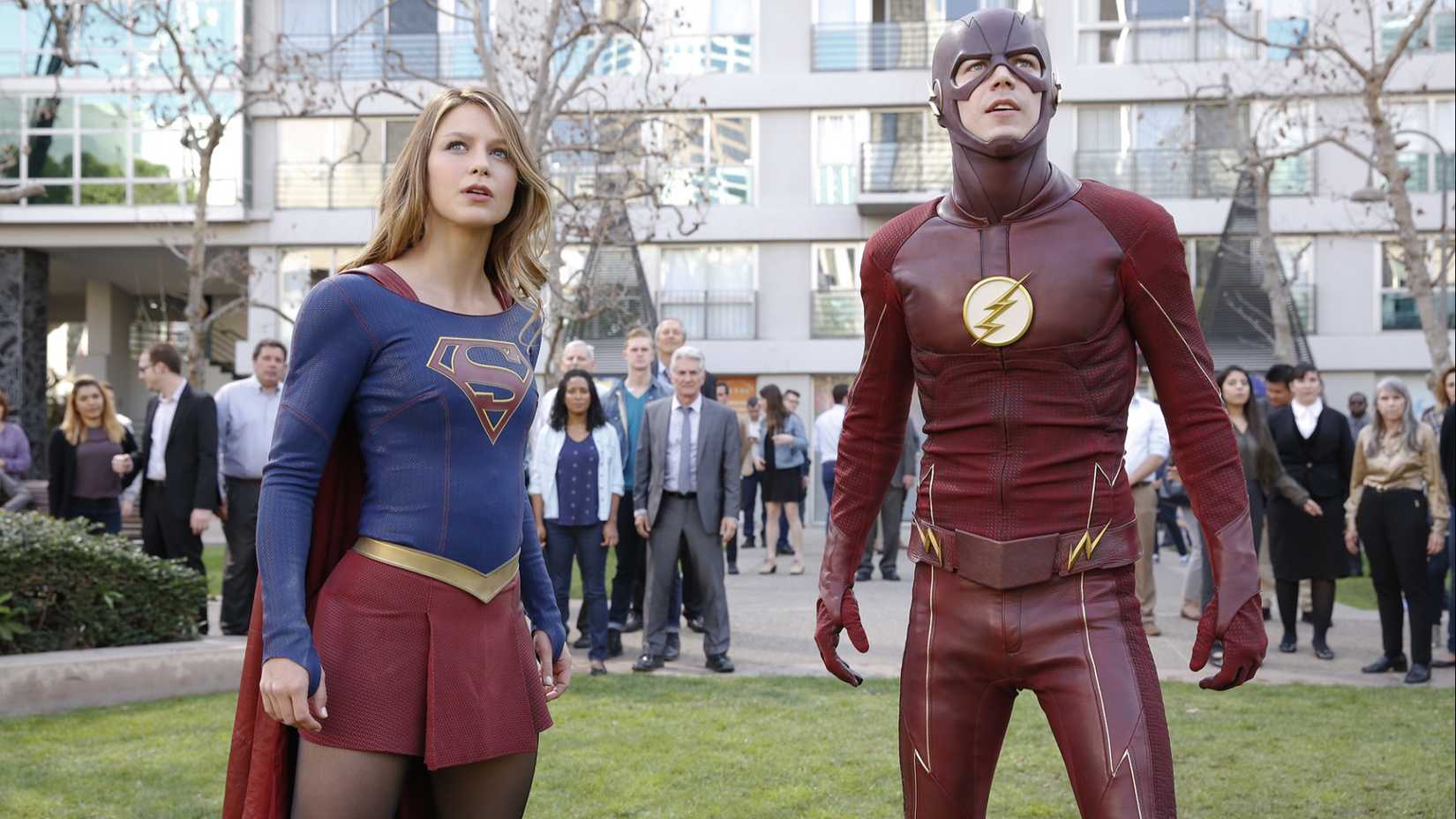 Melissa Benoist como Supergirl e Grant Gustin como The Flash em Supergirl.