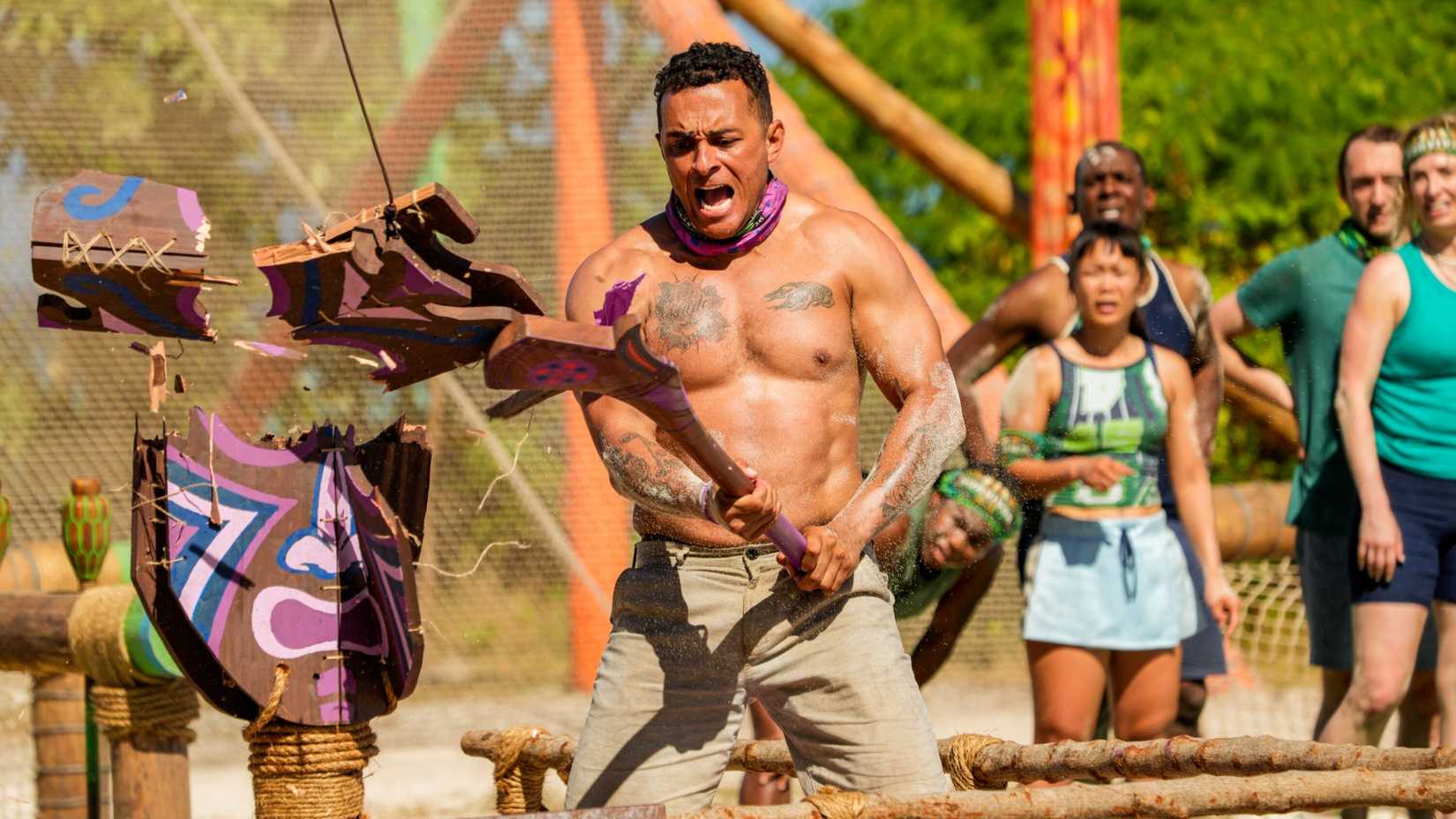 Joe Hunter quebrando uma máscara de madeira em Survivor 48.