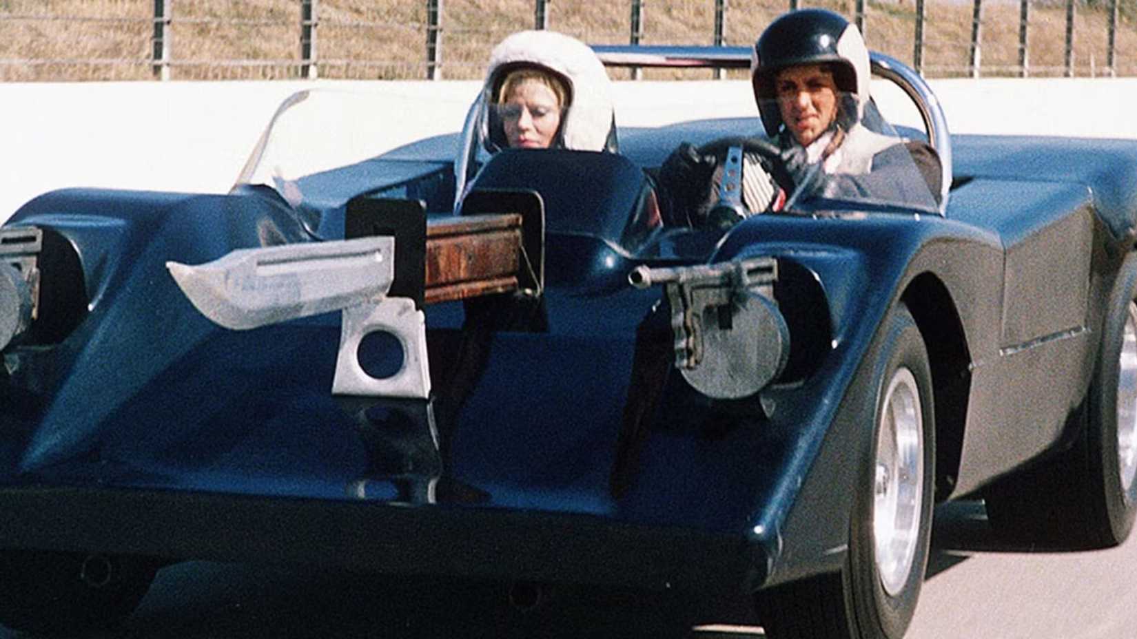 Sylvester Stallone dirigindo um carro em Death Race 2000