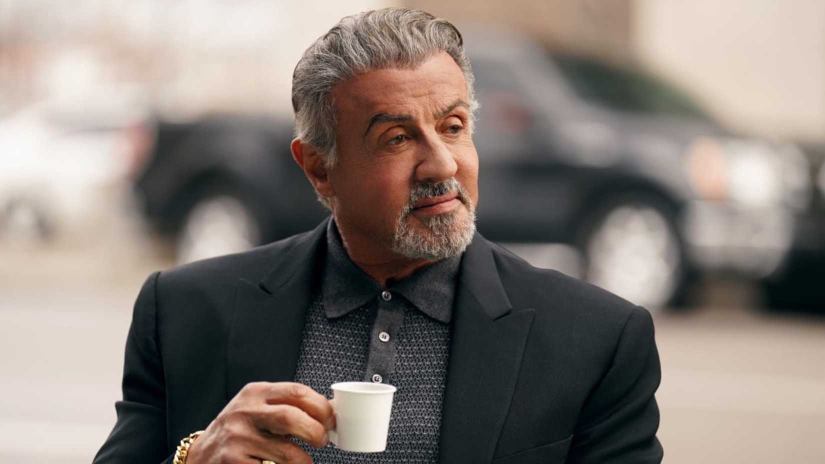 Sylvester Stallone segurando uma xícara de café expresso em Tulsa King da Paramount+.