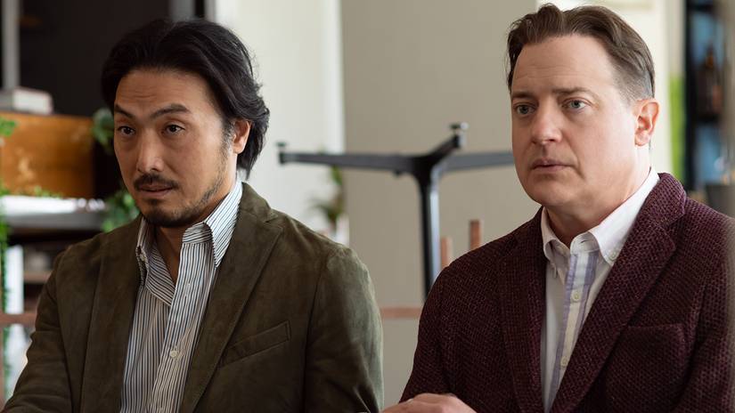 Shinji von Takehiro Hira und Phillip von Brendan Fraser schauen besorgt über etwas in Rental Family
