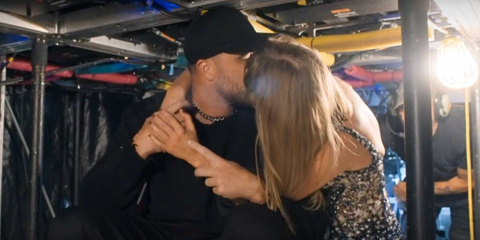 Taylor Swift e Travis Kelce se beijando no trailer de The End of an Era.