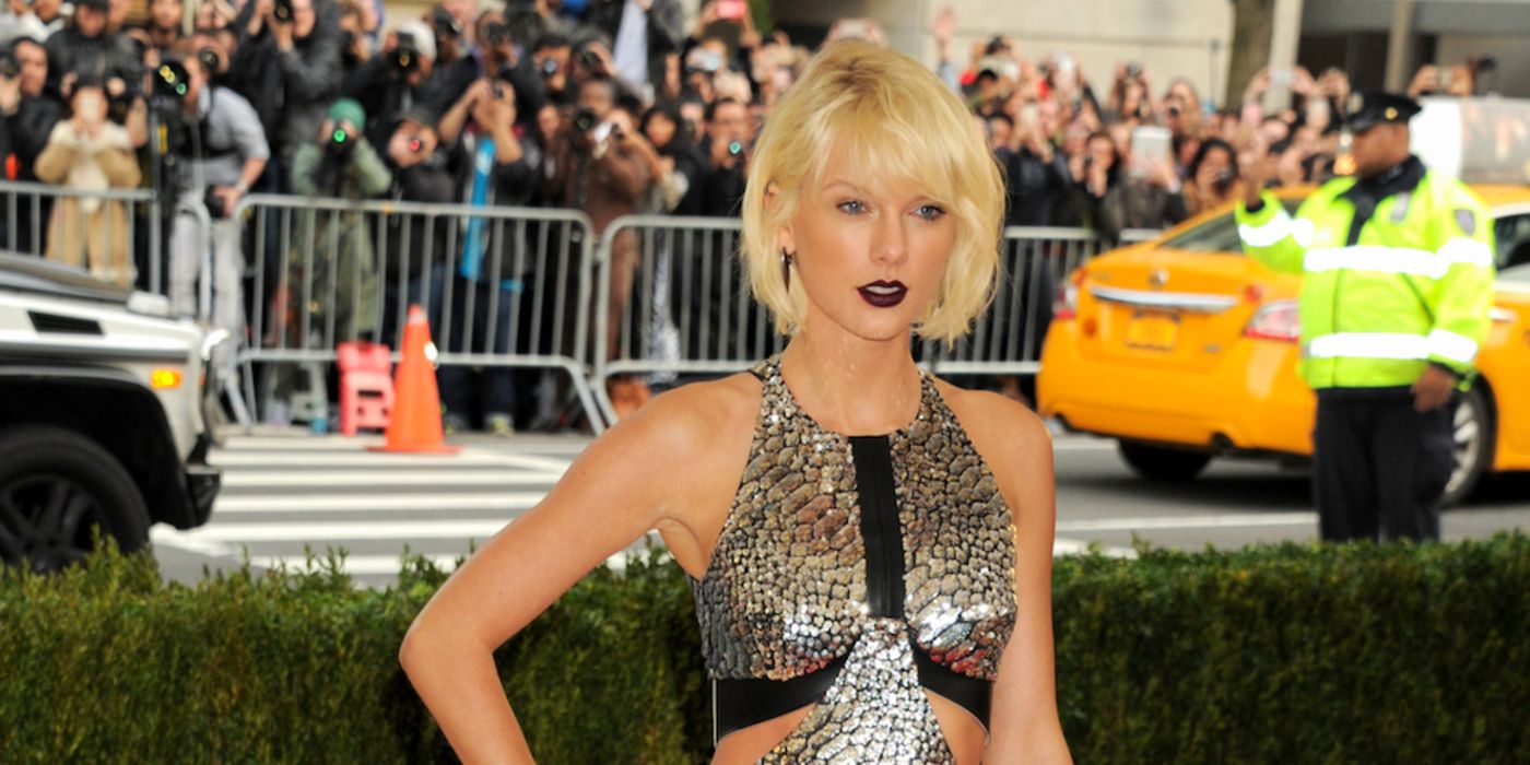 Taylor Swift con capelli biondo sbiancato al Met Gala