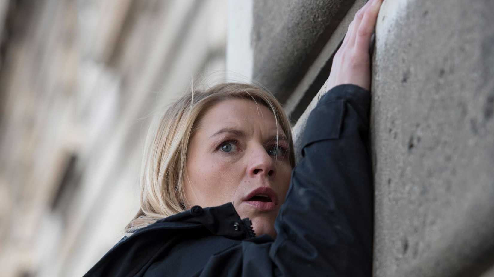 Carrie (Claire Danes) clinging to a wall in Homeland.