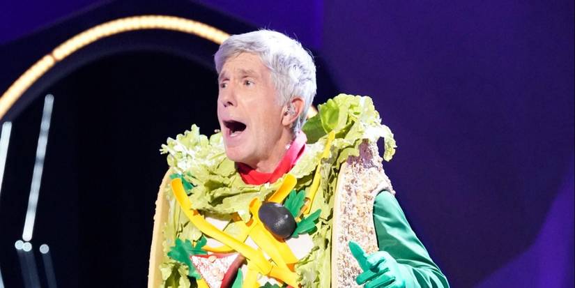 Tom Bergeron vestido de taco cantando em The Masked Singer.