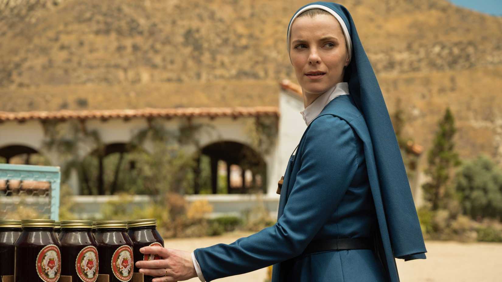 Irmã Simone (Betty Gilpin) pegando um pote de geleia no episódio 1 de Mrs. Davis.