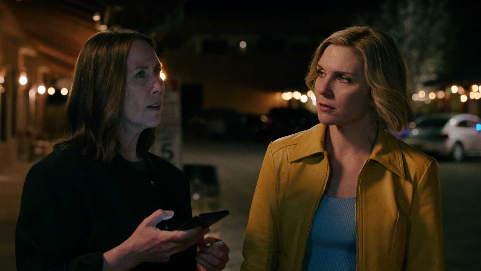 Cena da série Pluribus com Rhea Seehorn.