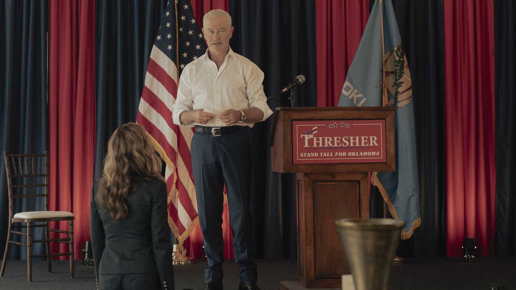 Cal Thresher em um pódio político em Tulsa King temporada 3