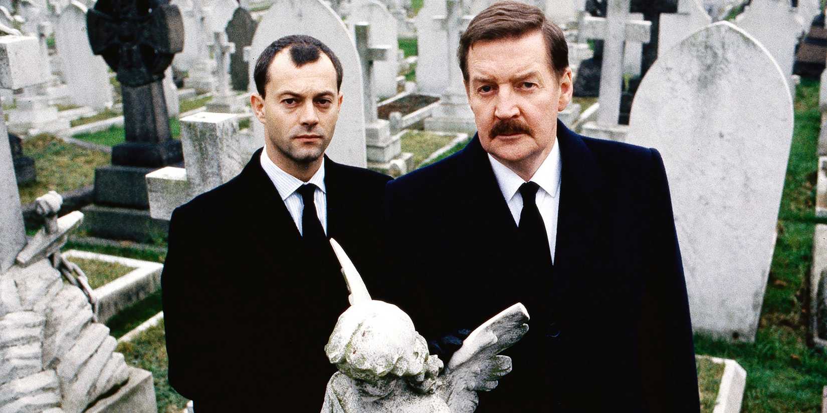 Ray McNally e Keith Allen em A Very British Coup