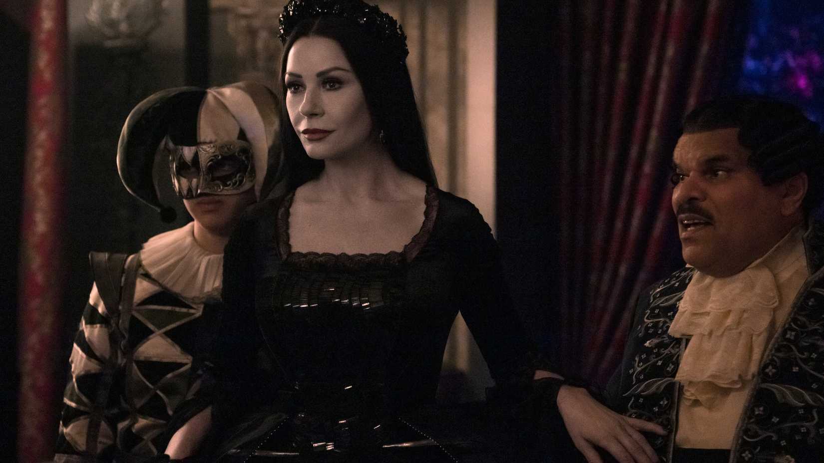 Catherine Zeta-Jones como Morticia Addams na série Wandinha da Netflix.
