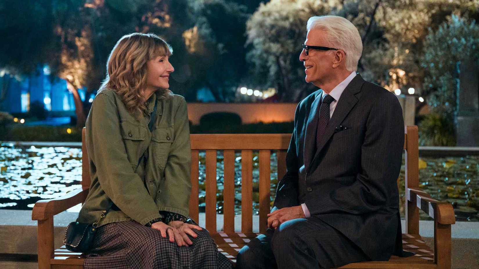 Ted Danson e Mary Steenburgen em cena de A Man on the Inside.