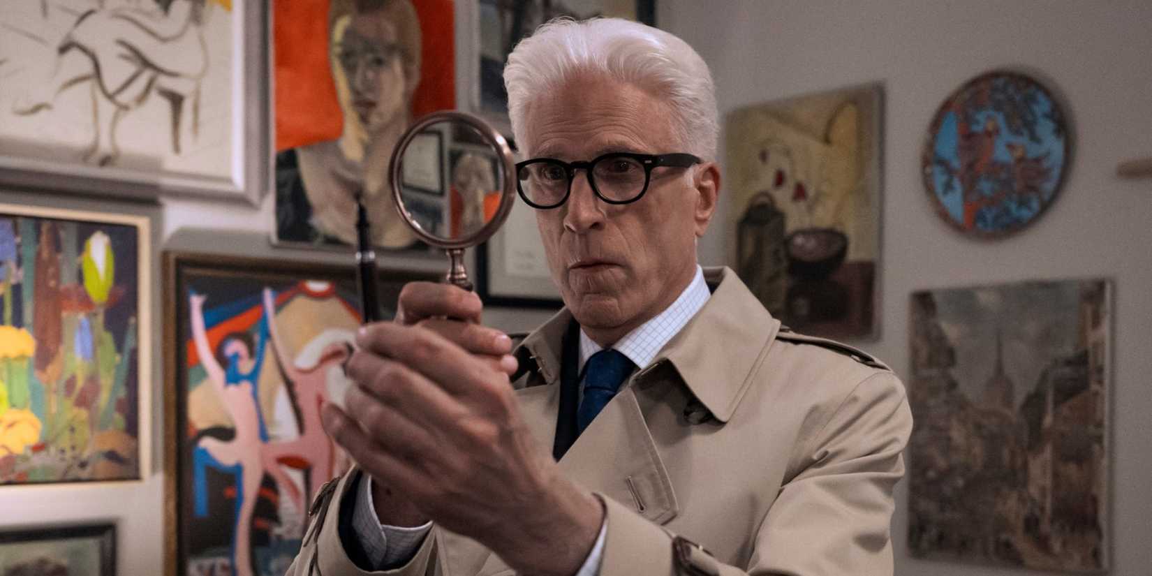 Ted Danson com lupa em A Man on the Inside 2ª temporada