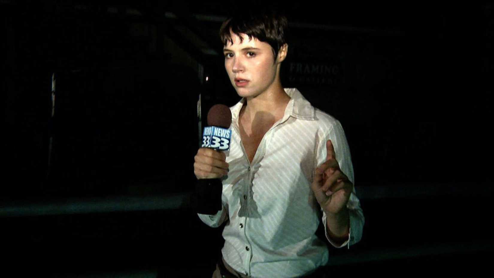 Um repórter fala ao microfone em The Bay