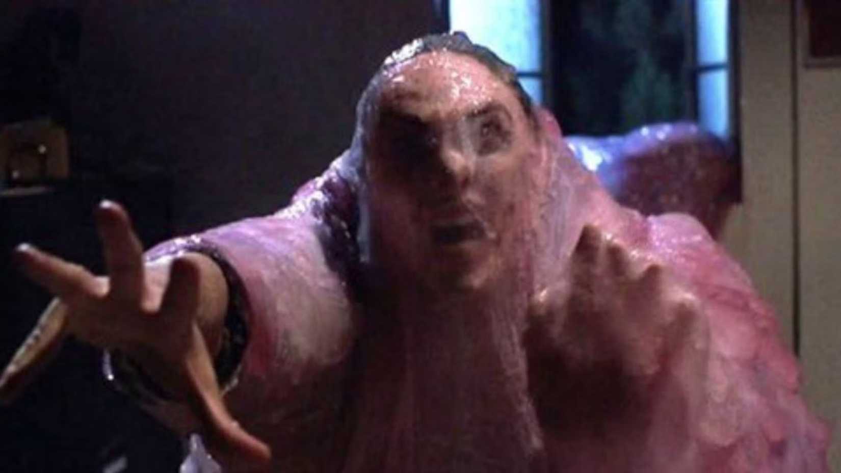 O Monstro do Armário absorvendo um homem