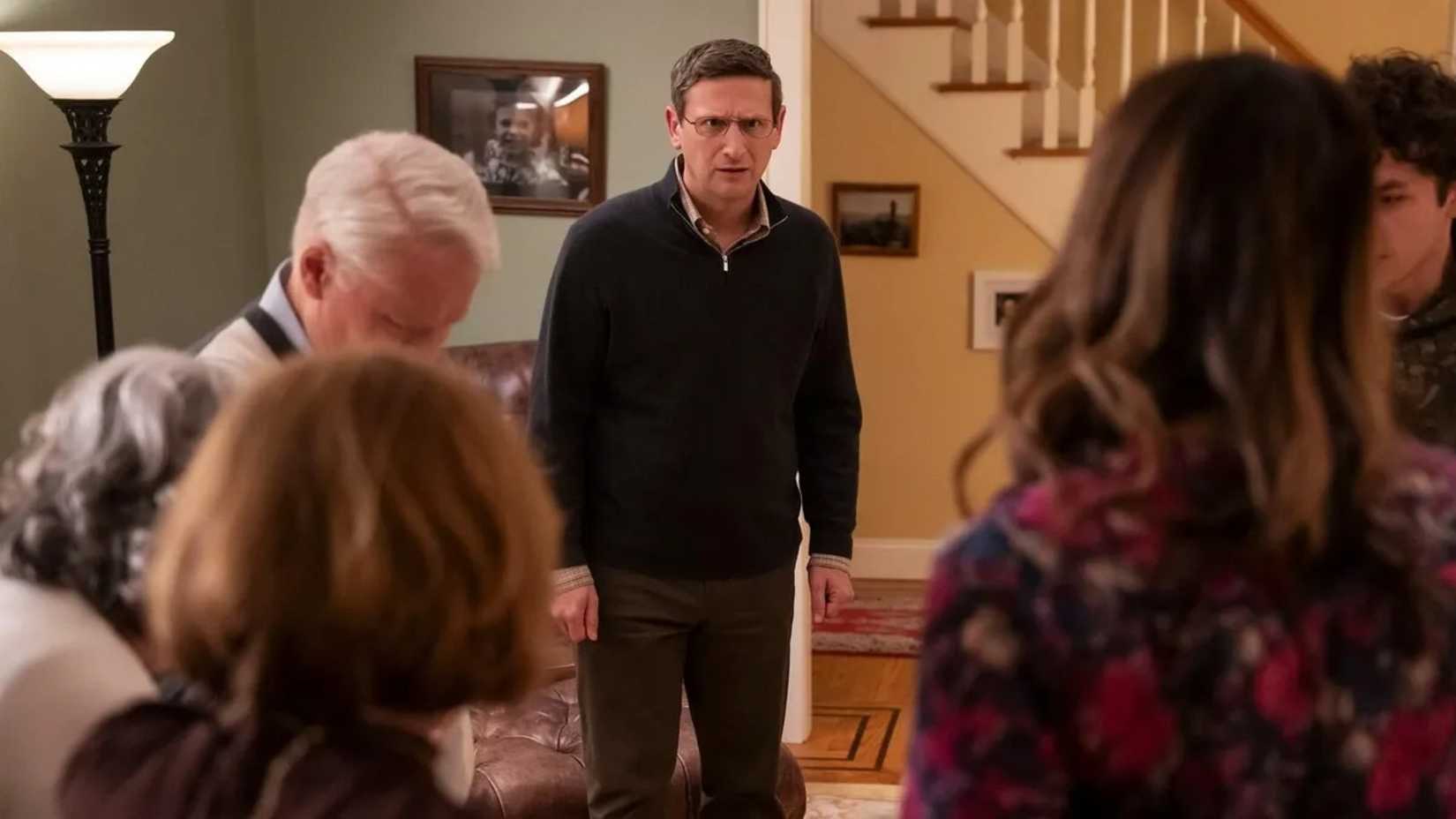 Tim Robinson em cena da série The Chair Company