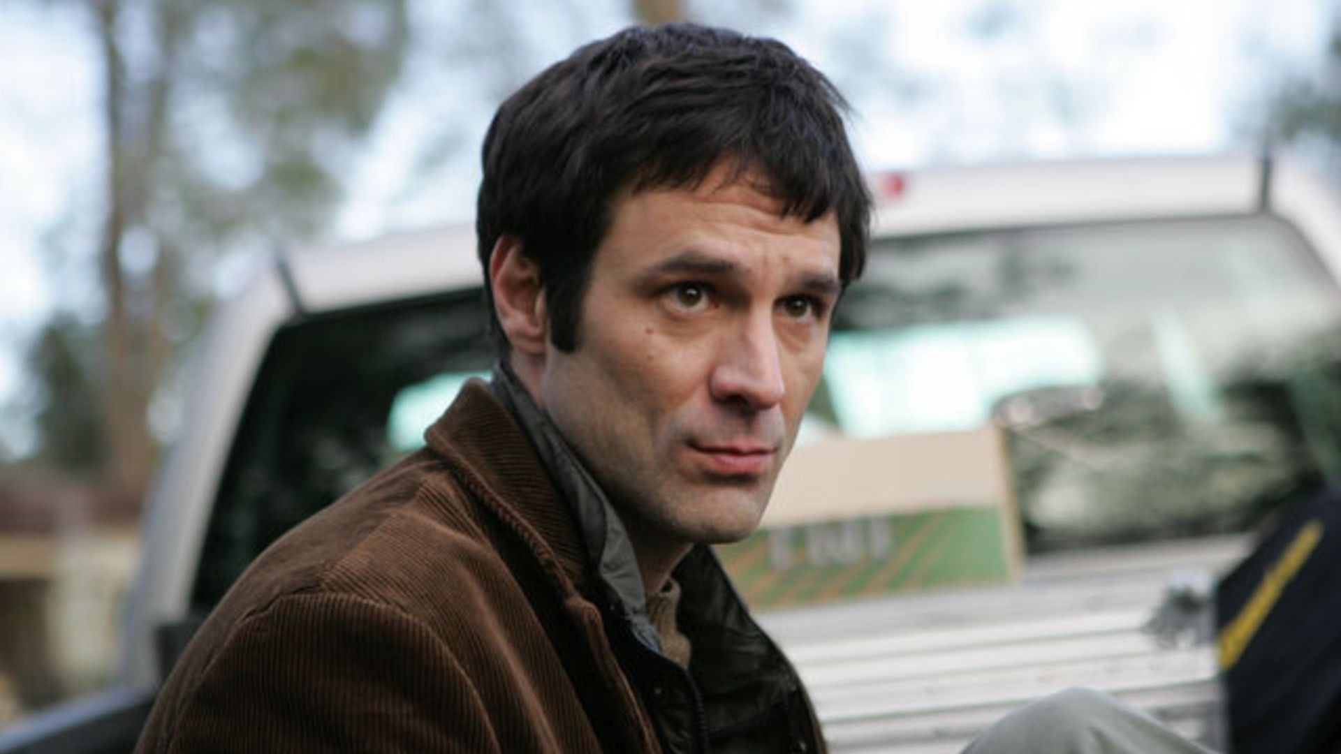 John osserva con sguardo vuoto in The Man From Earth