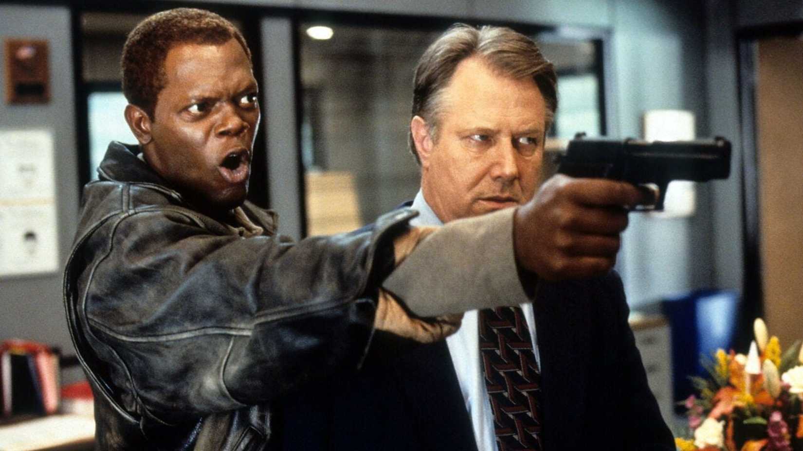 Samuel L. Jackson grita enquanto aponta uma pistola em A Negociadora