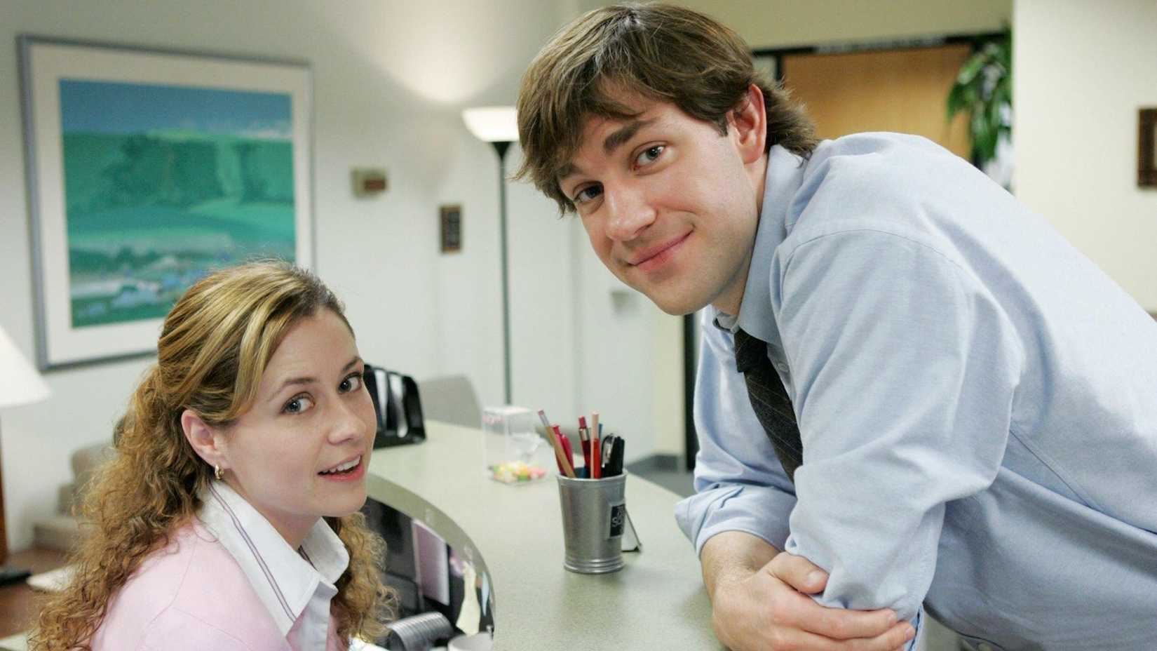 Jim e Pam conversando em The Office.