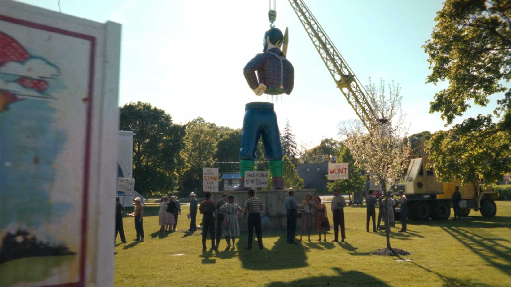 A estátua de Paul Bunyan sendo construída em Welcome to Derry episódio 2