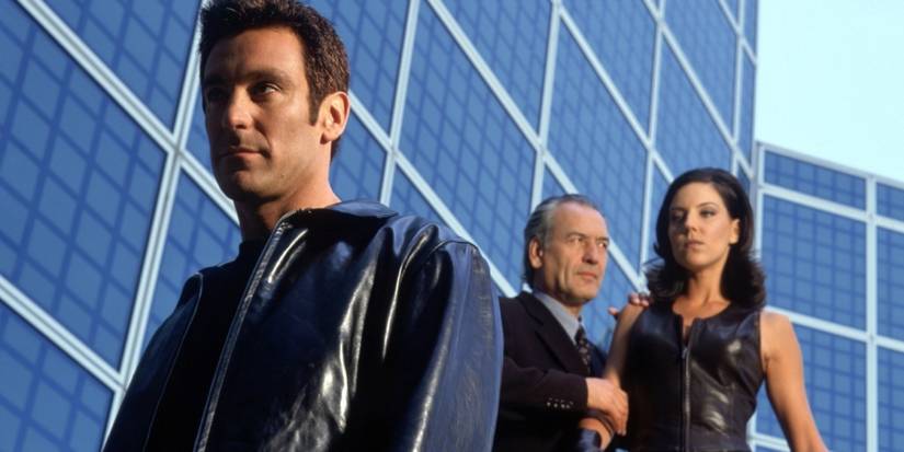 Três membros do elenco de The Pretender posando para uma foto.