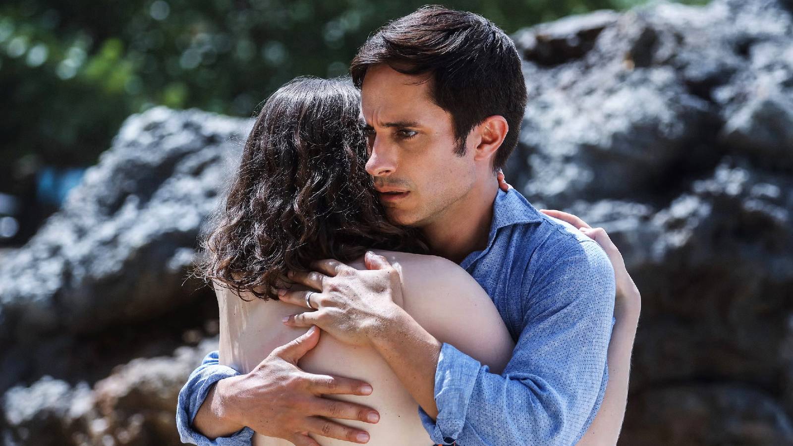 The protagonists hug at the beach in M Night Shyamalan's Old