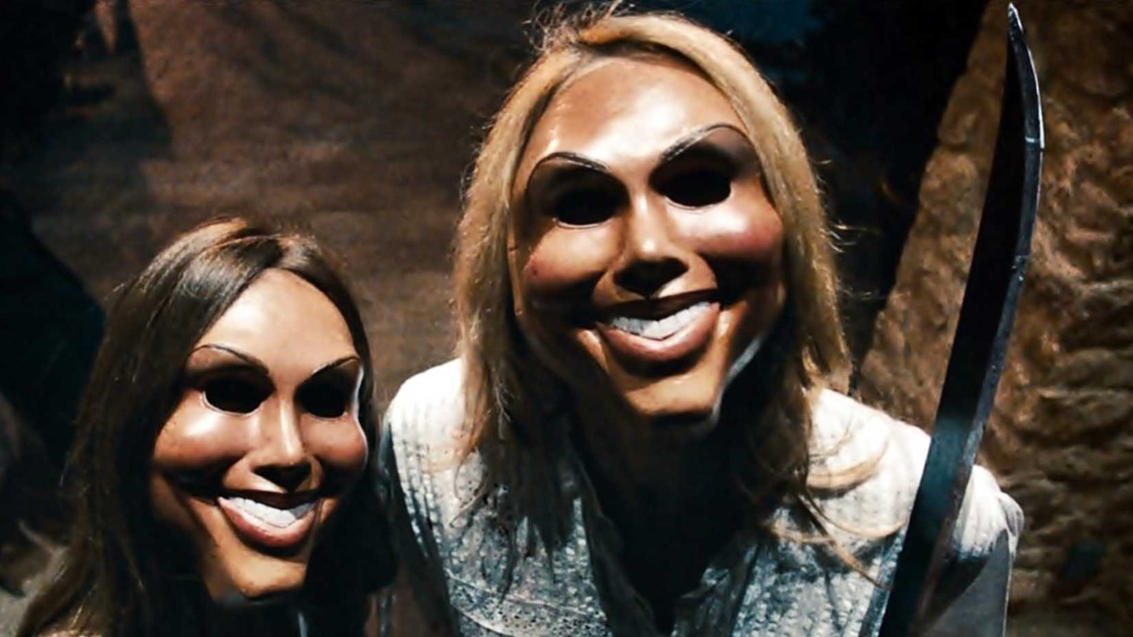 Dois purificadores de máscara olham para a câmera em The Purge