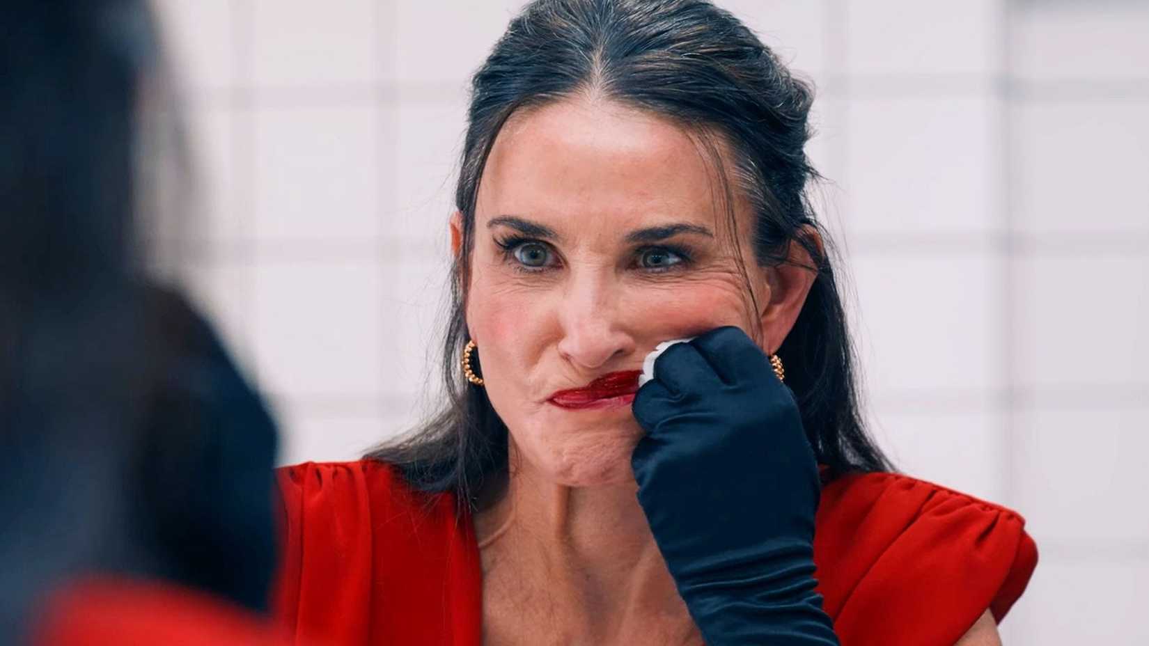 Demi Moore em cena de The Substance