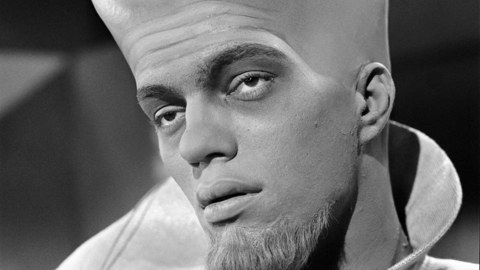 Richard Kiel as a Lloyd Bochner staring at someone in The Twilight Zone's To Serve Man.