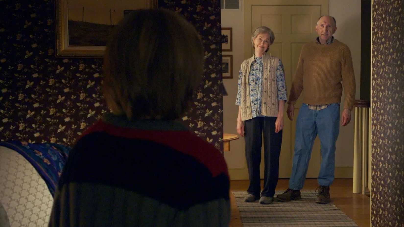 Os Avós estão em uma porta conversando em A Visita