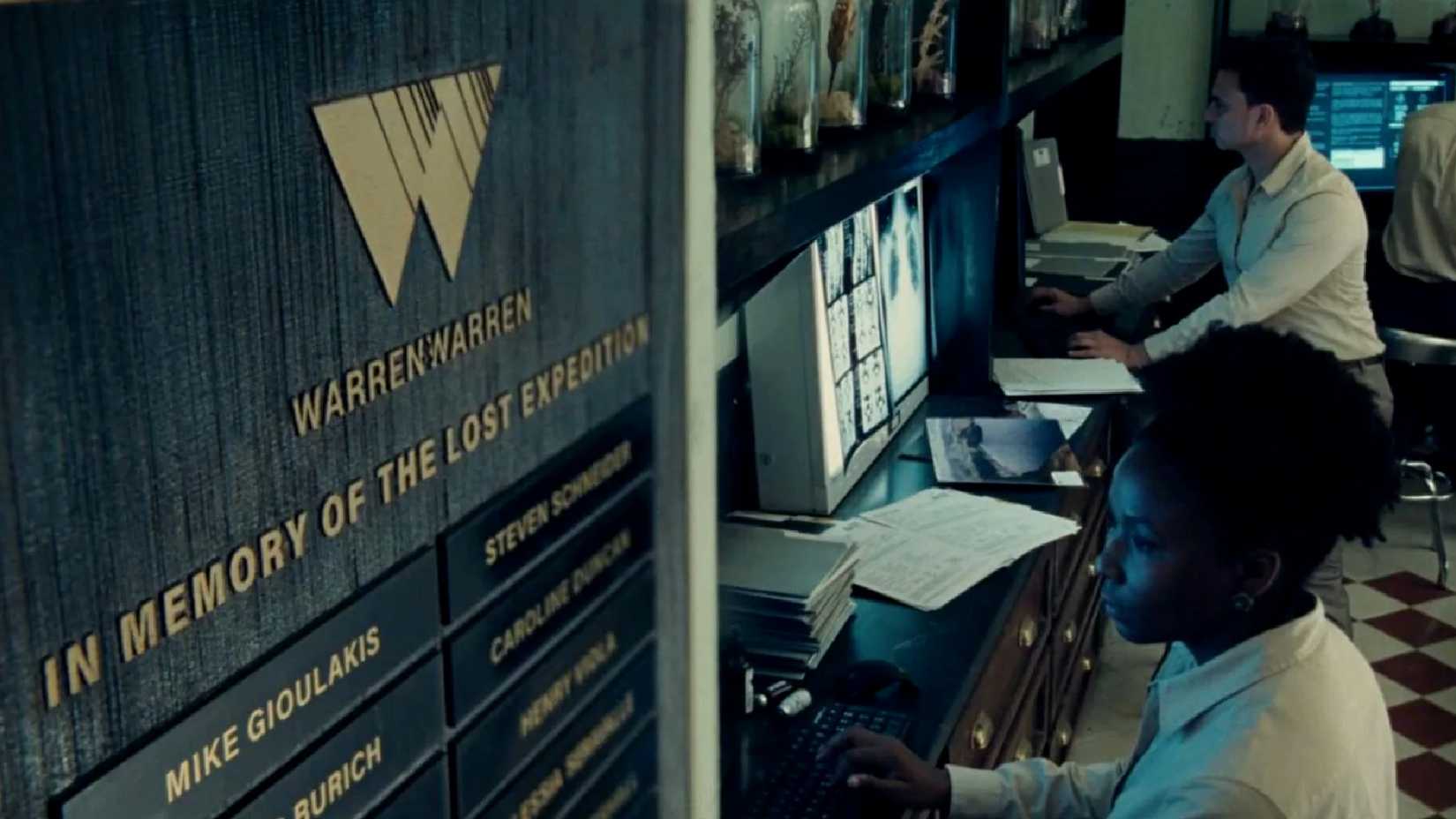 Cientistas da Warren & Warren trabalham nos bastidores da praia de Old