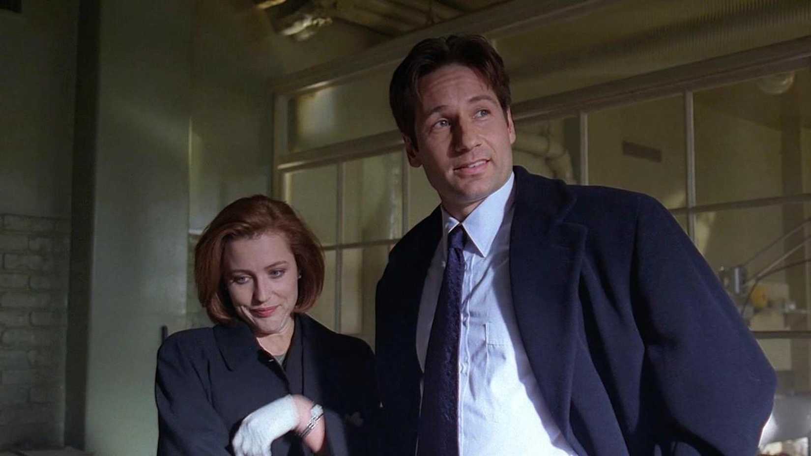 Agentes Dana Scully (Gillian Anderson) e Fox Mulder (David Duchovny) no episódio "Bad Blood" de The X-Files.