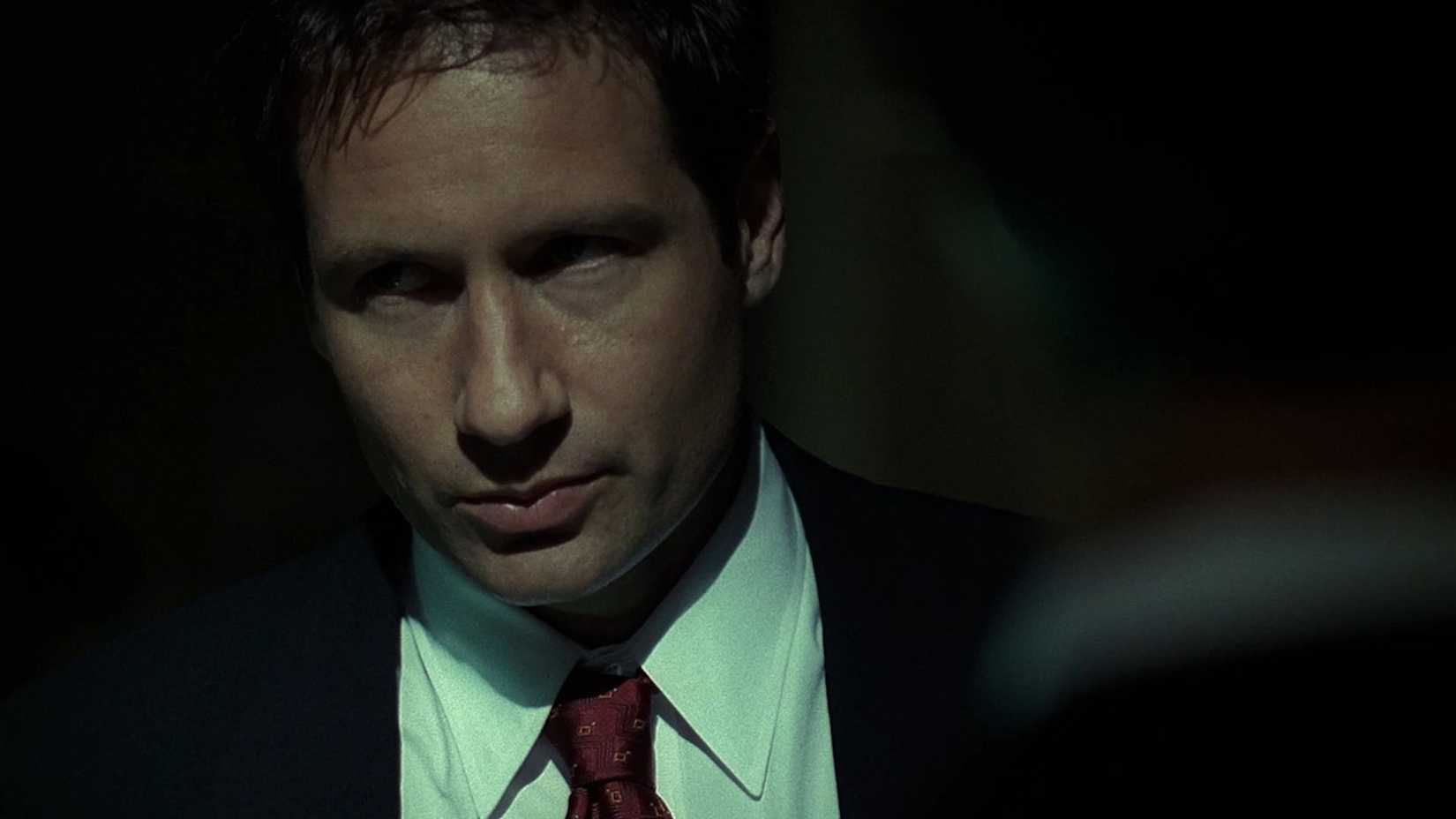 Agente Fox Mulder (David Duchovny) no episódio "Dreamland" de The X-Files.
