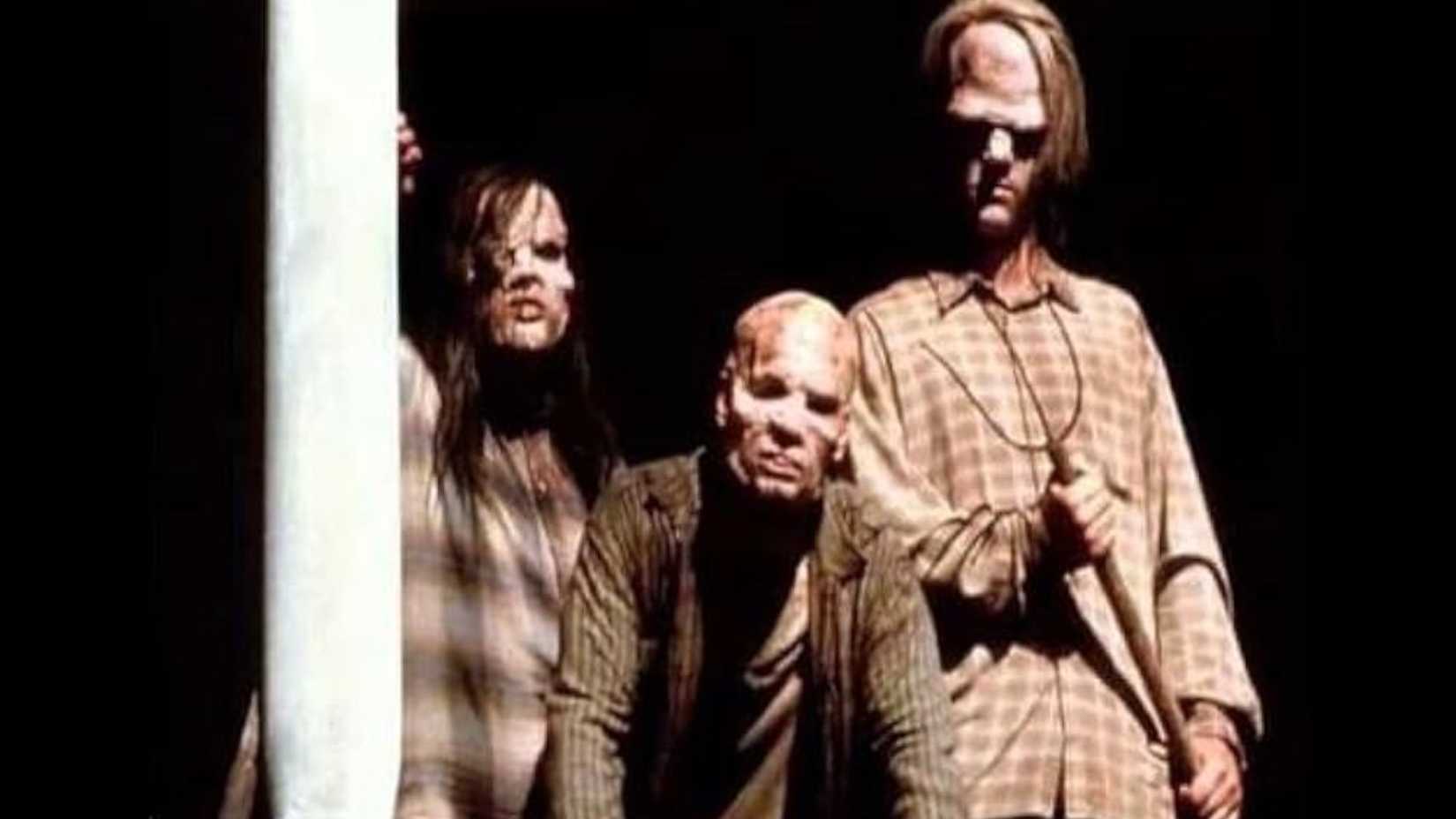 Três figuras deformadas do episódio "Home" de The X-Files.