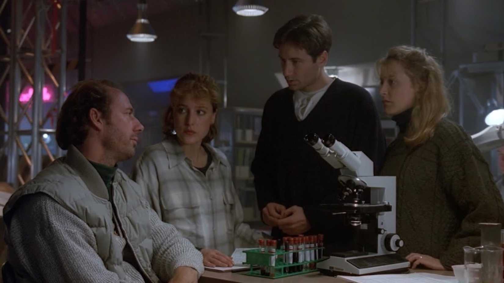 Scully e Mulder em um laboratório no episódio "Ice" de The X-Files.