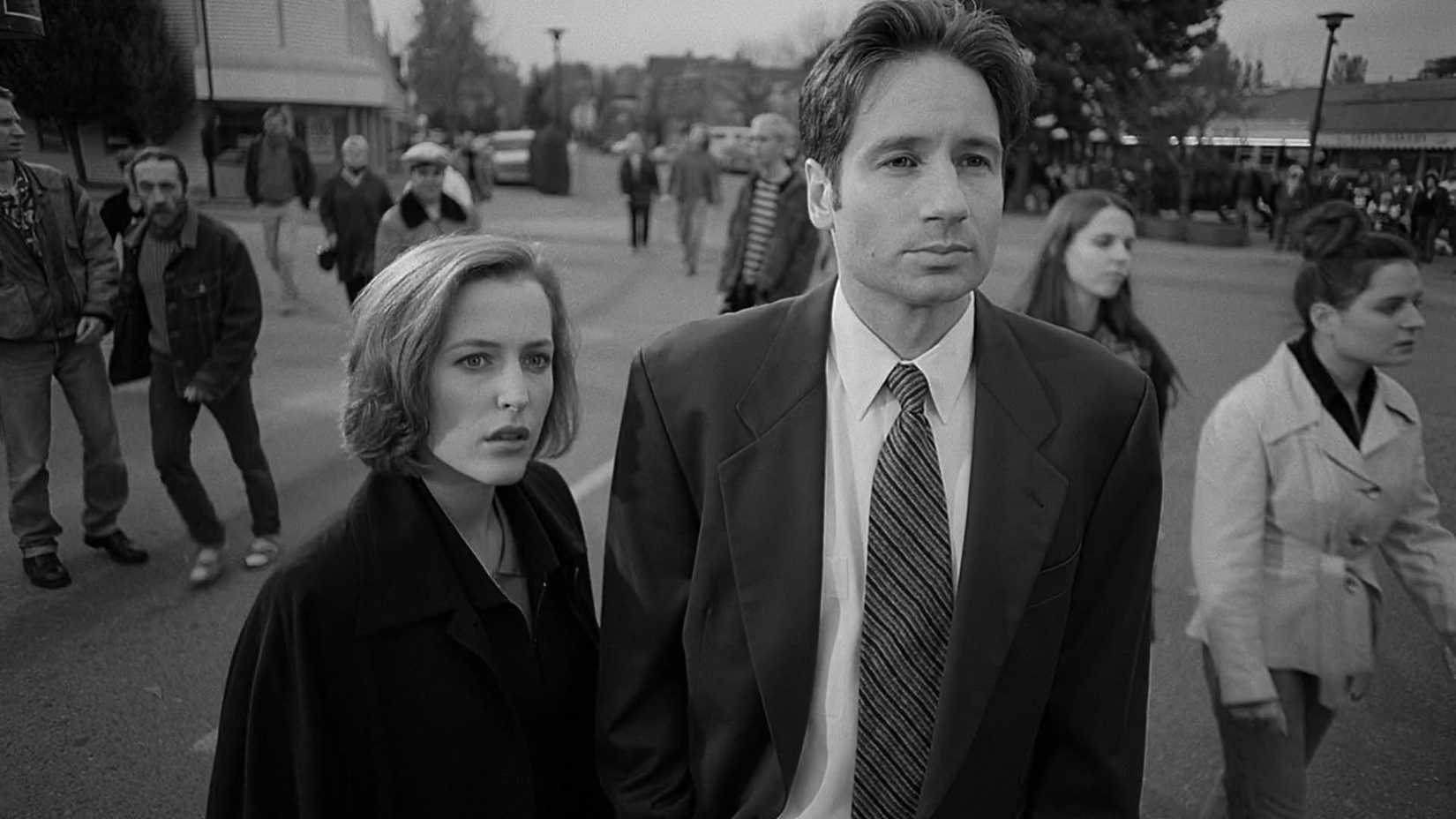Agentes Scully (Gillian Anderson) e Mulder (David Duchovny) no episódio "The Post-Modern Prometheus" de The X-Files.